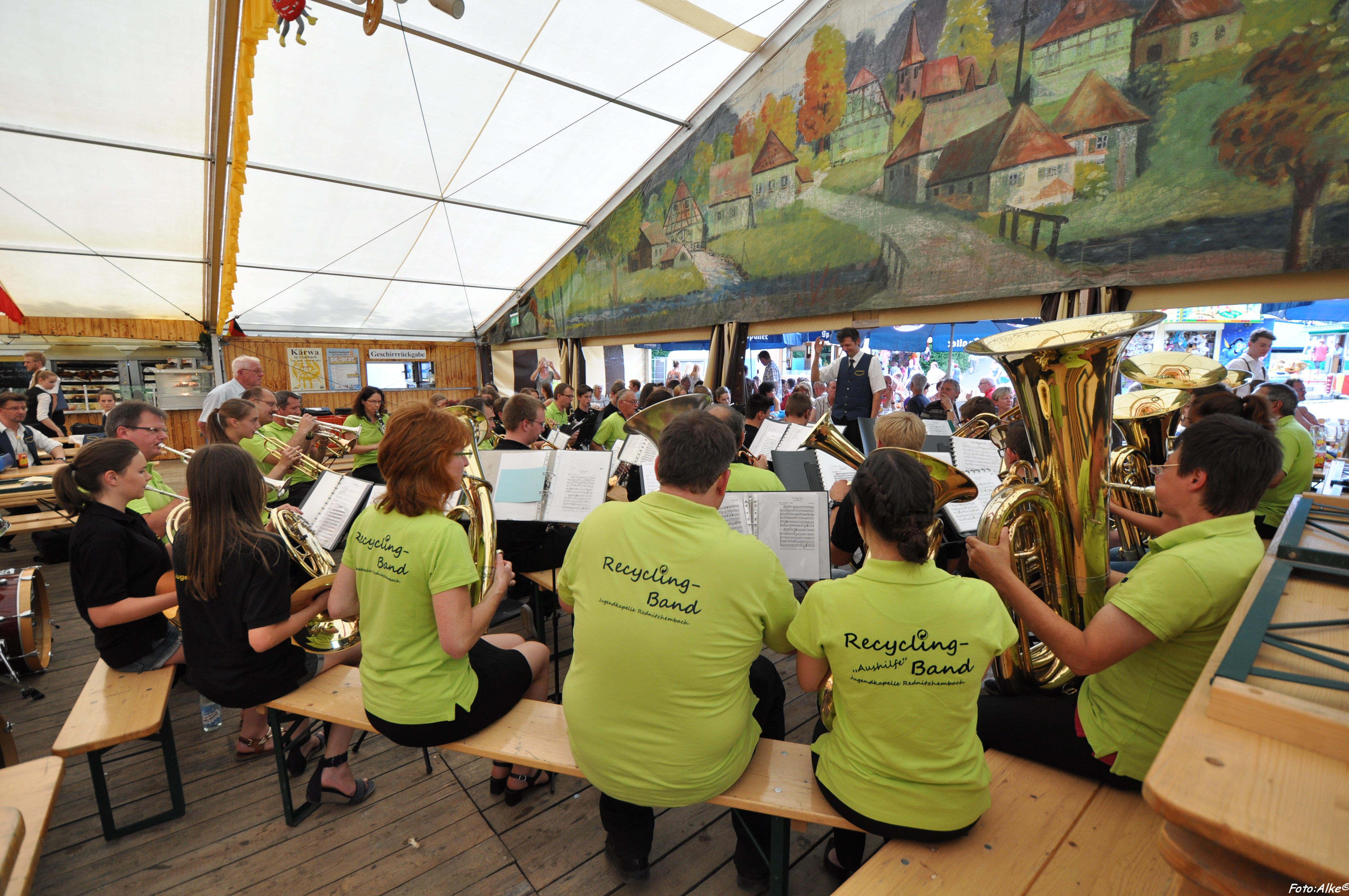 Jugendorchester und Recycling-Band sorgen für Stimmung im Bierzelt (2014)